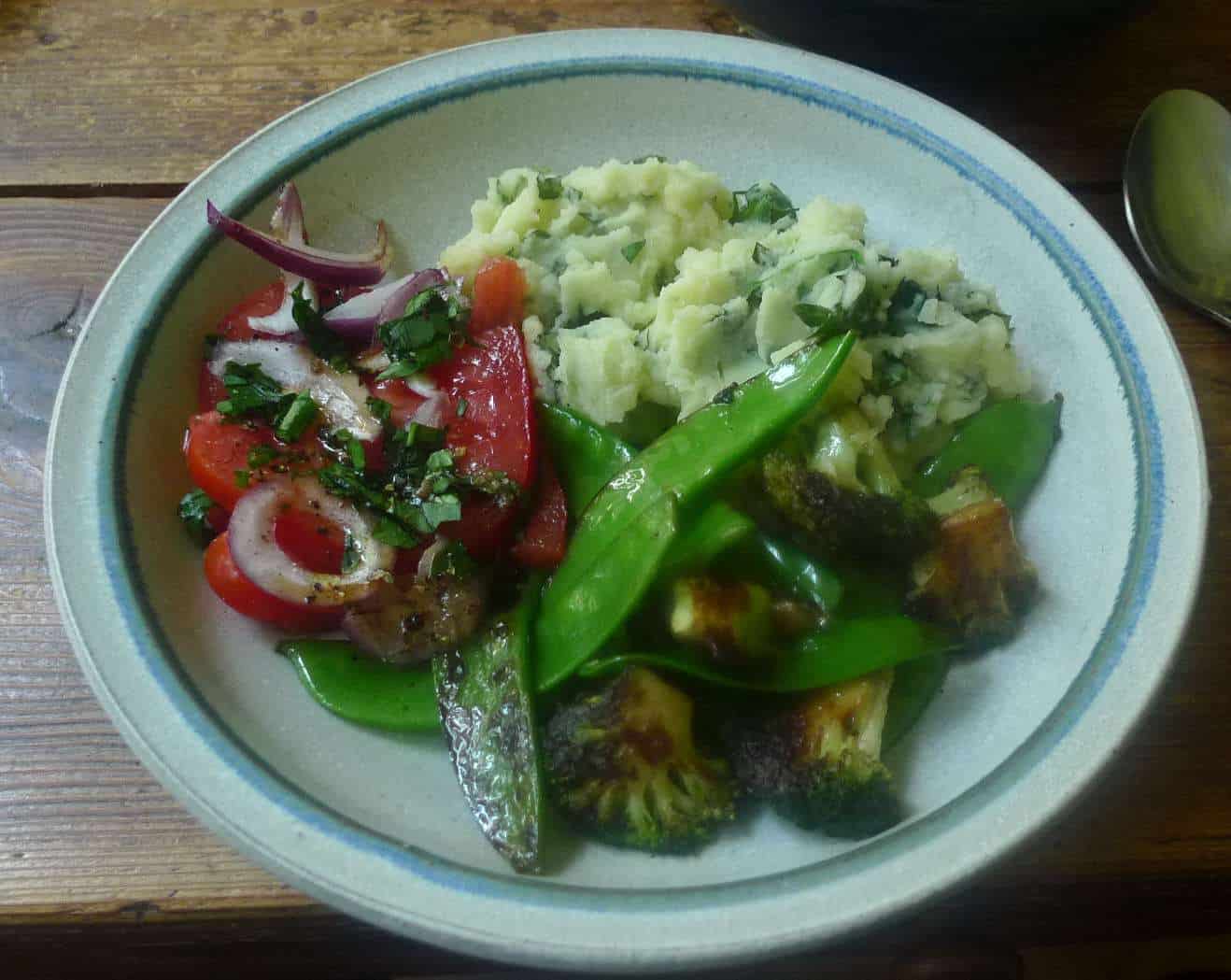 Kartoffelstampf mit Löwenzahn,Tomatensalat , vegan